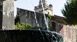 Fontaine et clocher à Eyragues