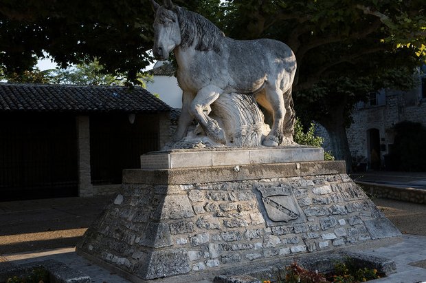 Statue cheval de trait à Mollégès