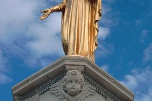 Statue de la Vierge dorée