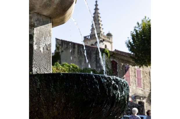 Fontaine et clocher à Eyragues