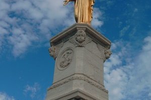 Statue de la Vierge dorée